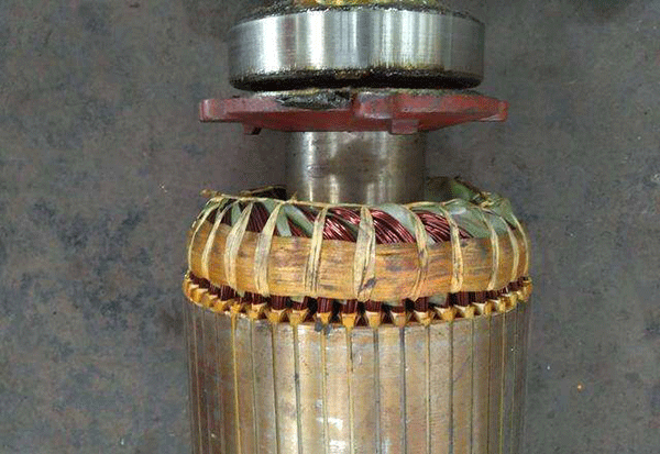 西安電機(jī)廠技術(shù)員關(guān)于高壓電機(jī)端部捆扎的重要性分析。