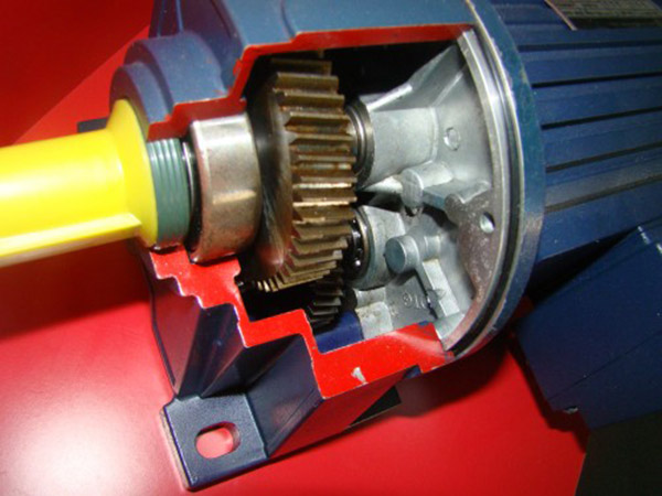 機(jī)械裝配西瑪電機(jī)時(shí),軸頭裝鏈輪可涂抹黃油,可更快裝配好。