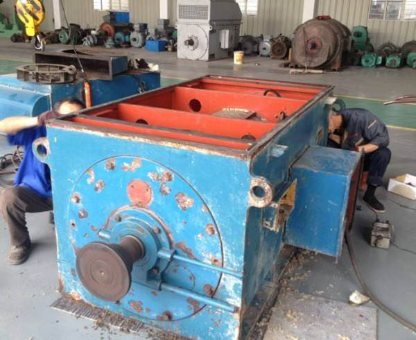 一臺在西瑪電機(jī)售后服務(wù)中心等待維修的三相異步電動機(jī)